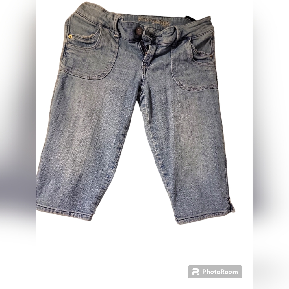 Blue jean Capri pants.
